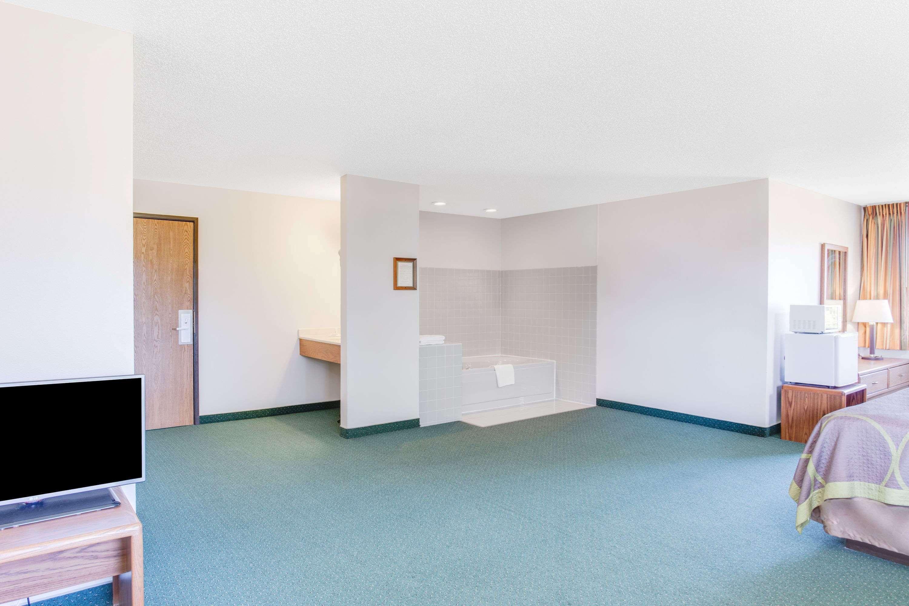 Super 8 By Wyndham Hotel 2*